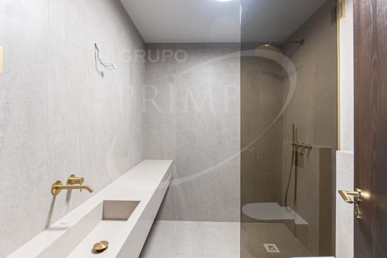 Apartamento T4 para Venda em Lordelo do Ouro e Massarelos Foto 13