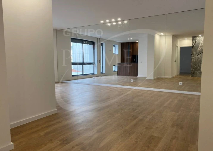 Apartamento T4 para Venda em Cedofeita, Santo Ildefonso, Sé, Miragaia, São Nicolau e Vitória Foto 2