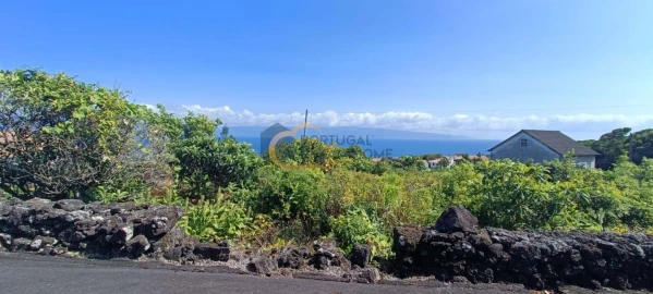 Terreno para Venda em Calheta de Nesquim