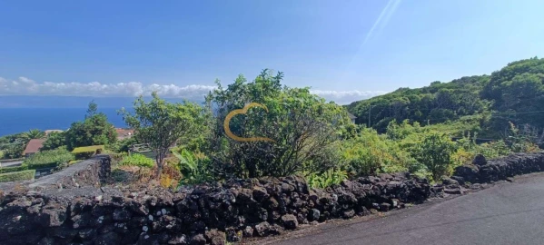 Terreno para Venda em Calheta de Nesquim