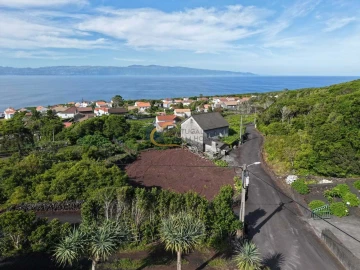 Terreno para Venda em Calheta de Nesquim