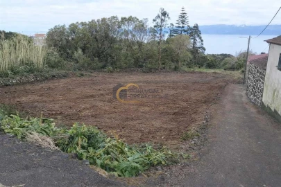 Terreno para Venda em Calheta de Nesquim