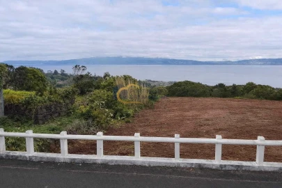 Terreno para Venda em Calheta de Nesquim