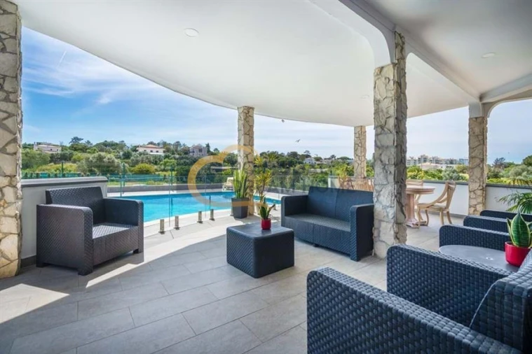 Moradia T5 para Venda em Quarteira Foto 6