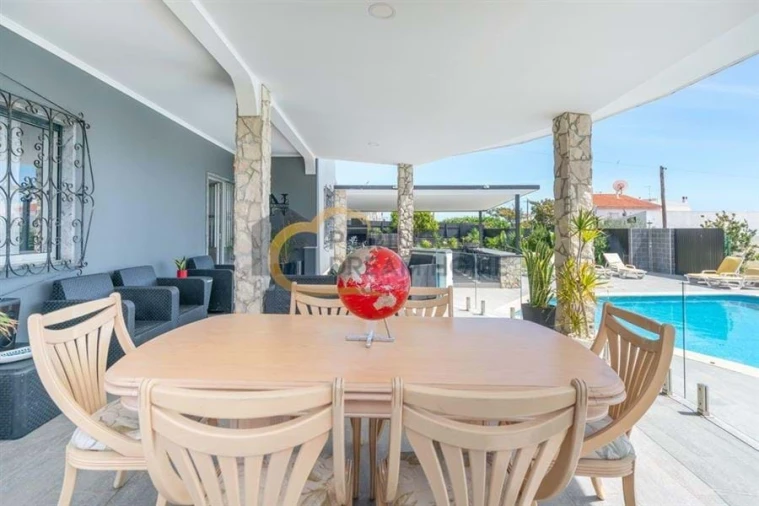 Moradia T5 para Venda em Quarteira Foto 8