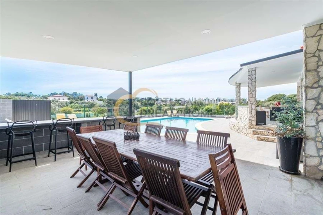 Moradia T5 para Venda em Quarteira Foto 9