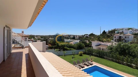 Moradia T5 para Venda em Albufeira e Olhos de Água
