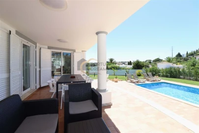 Moradia T5 para Venda em Albufeira e Olhos de Água