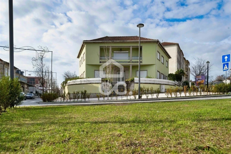 Moradia T5 para Venda em Oliveira, São Paio e São Sebastião Foto 3