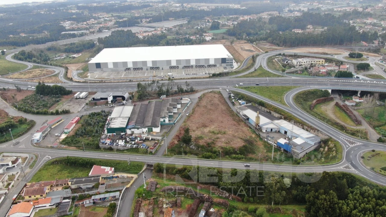 Terreno Comércio / Armazém para Venda em Nogueira da Regedoura Foto 2