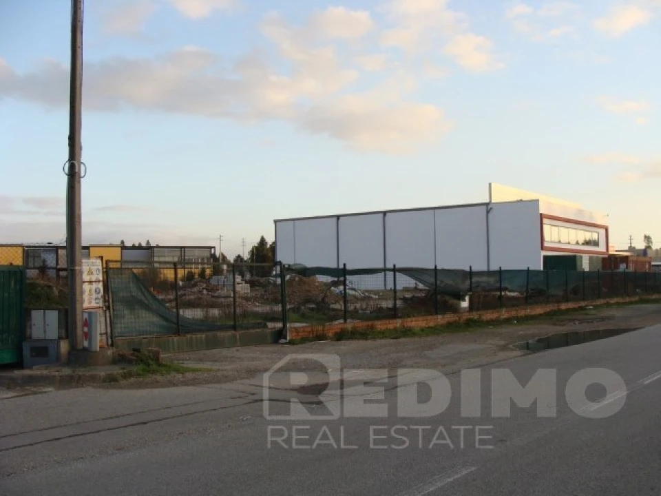Terreno Comércio / Armazém para Venda em Valongo do Vouga Foto 1