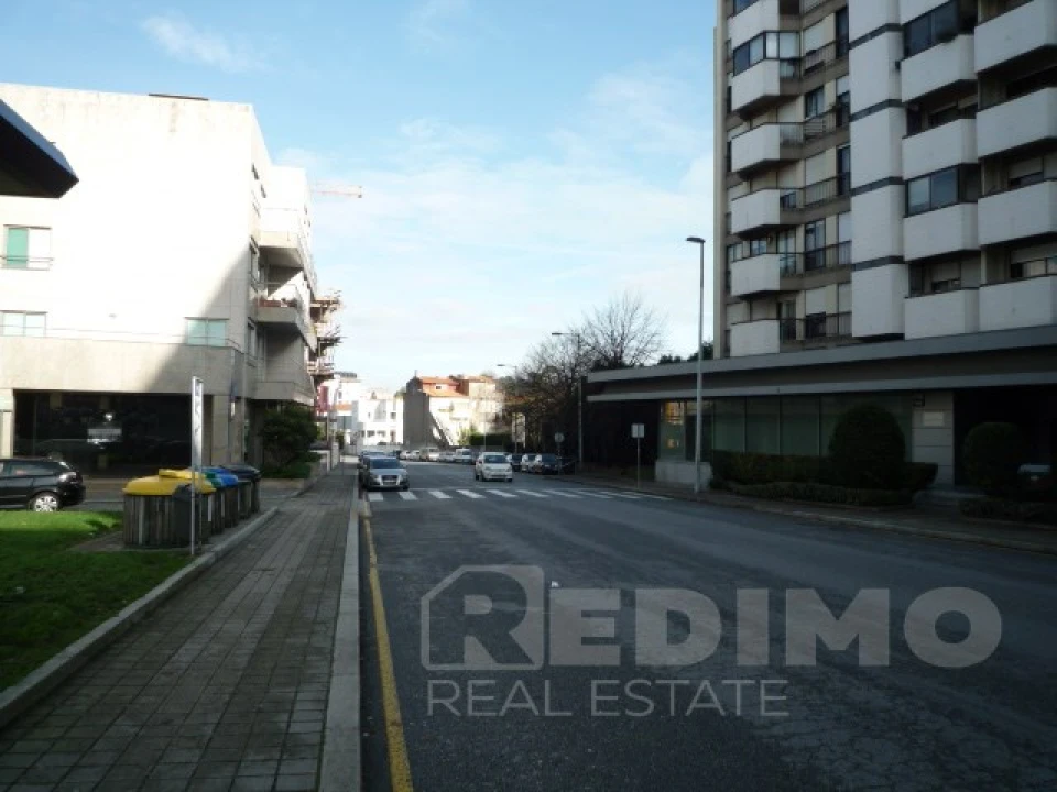 Loja para Arrendamento em Paranhos Foto 2