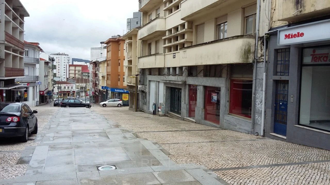 Loja para Arrendamento em São João da Madeira Foto 1