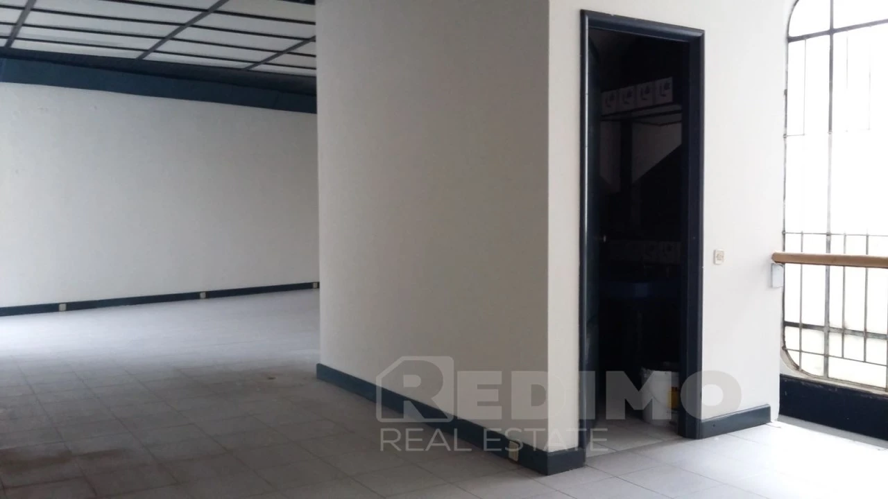 Loja para Arrendamento em São João da Madeira Foto 6