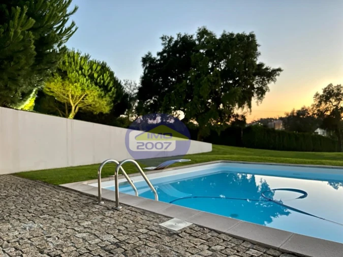 Moradia T4 para Venda em Argoncilhe Foto 5