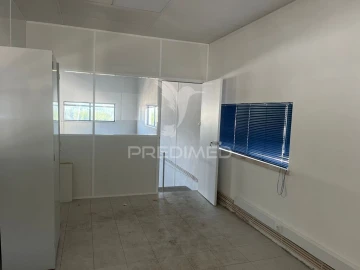 Armazém para Venda em Abrigada e Cabanas de Torres