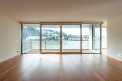 Apartamento T5 para Venda em Lordelo do Ouro e Massarelos