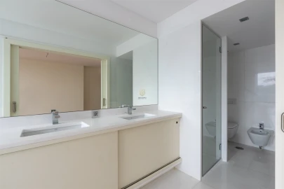 Apartamento T5 para Venda em Lordelo do Ouro e Massarelos