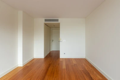 Apartamento T5 para Venda em Lordelo do Ouro e Massarelos