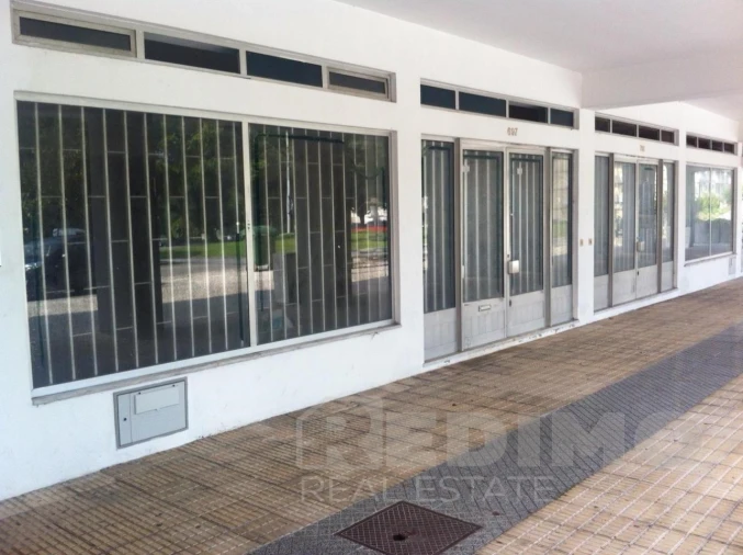 Loja para Arrendamento em São João da Madeira Foto 3