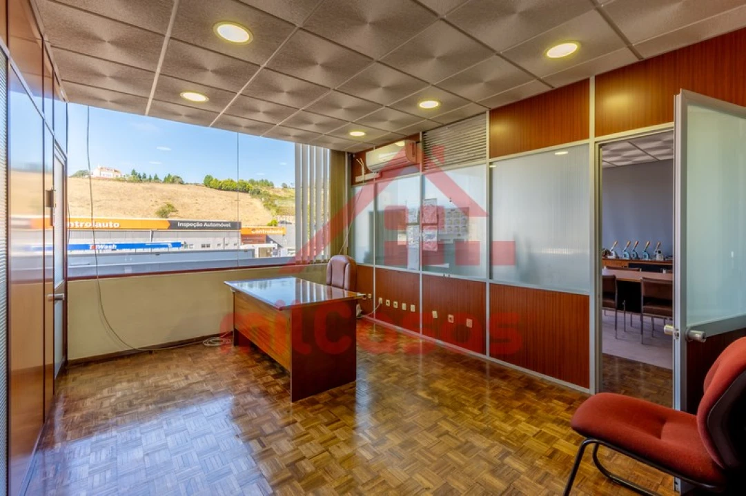 Escritório para Arrendamento em Santa Maria, São Pedro e Matacães Foto 5