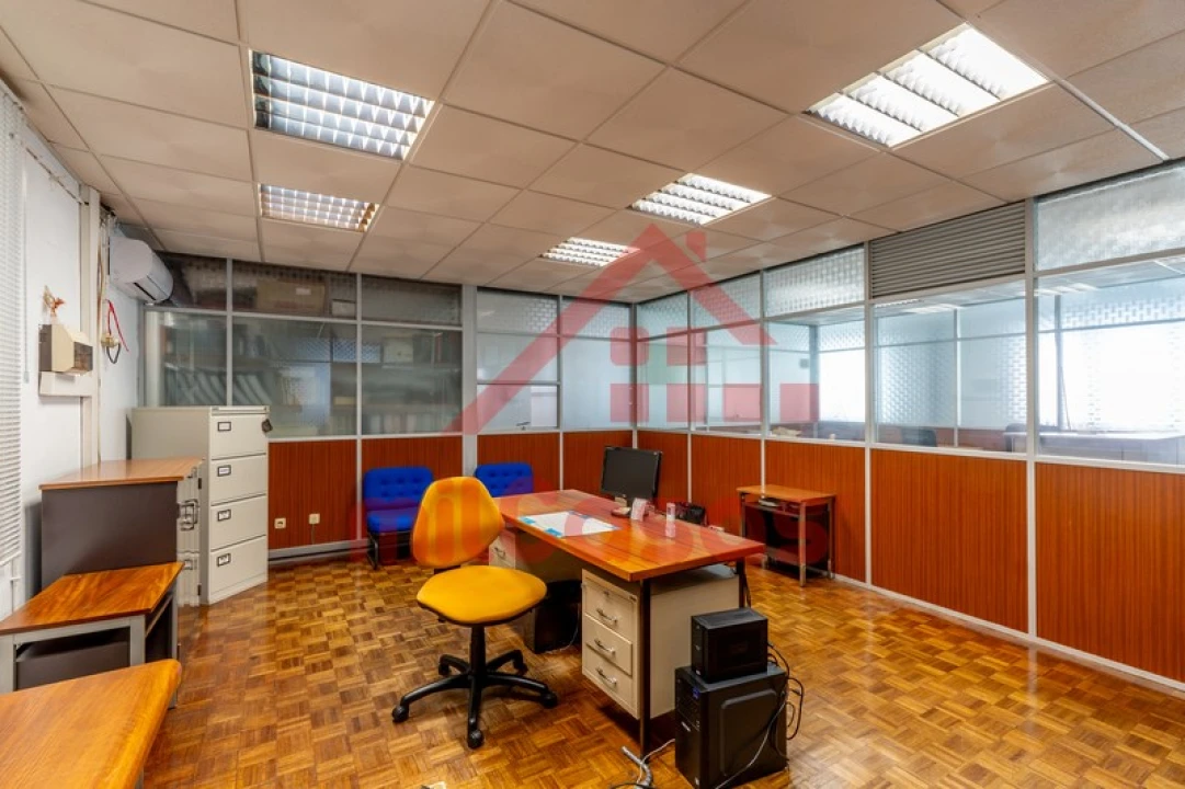 Escritório para Arrendamento em Santa Maria, São Pedro e Matacães Foto 8