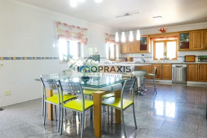 Moradia T5 para Venda em Batalha