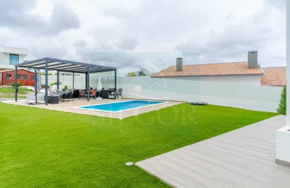 Moradia T5 para Venda em Fernao Ferro
