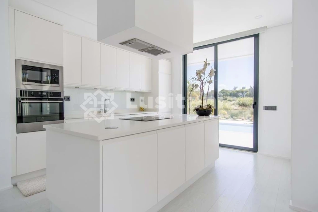 Moradia T4 para Arrendamento em Quarteira Foto 5