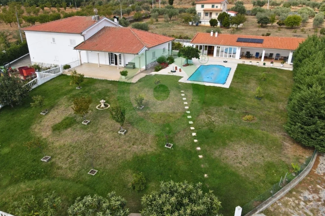 Quinta T4 para Venda em Lamas de Orelhão Foto 1