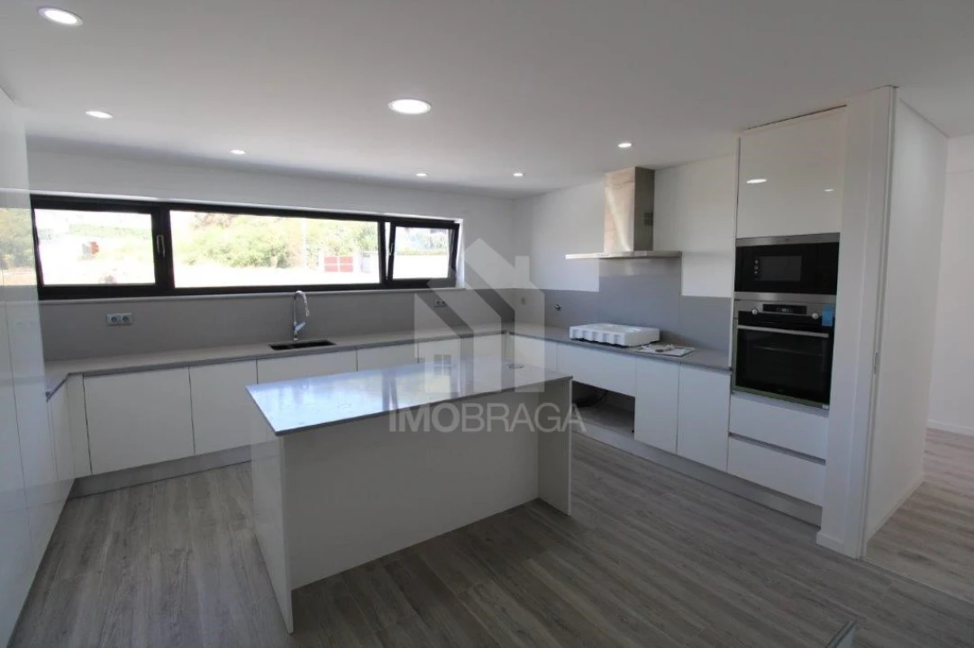 Moradia T3 para Venda em Esporões Foto 13