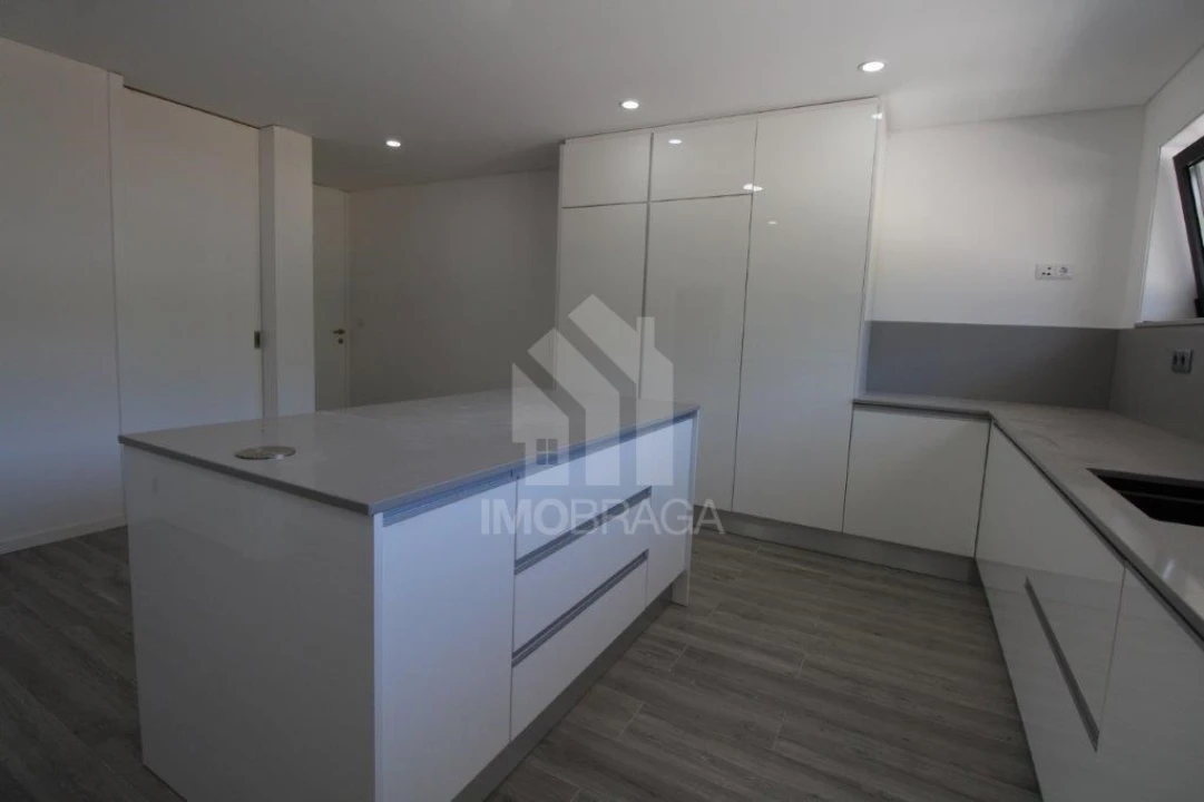 Moradia T3 para Venda em Esporões Foto 21