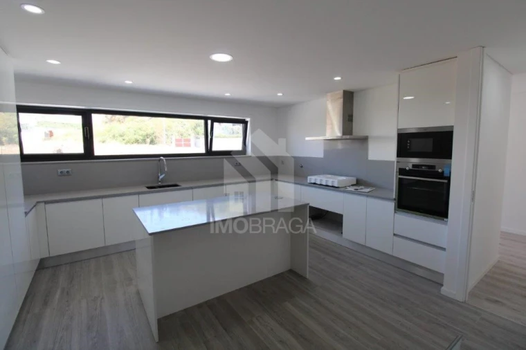 Moradia T3 para Venda em Esporões Foto 13