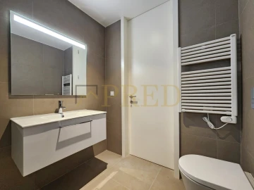 Apartamento T2 para Arrendamento em Aldoar, Foz do Douro e Nevogilde