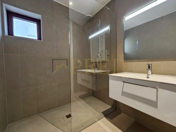 Apartamento T2 para Arrendamento em Aldoar, Foz do Douro e Nevogilde