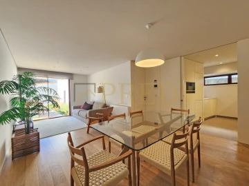 Apartamento T2 para Arrendamento em Aldoar, Foz do Douro e Nevogilde