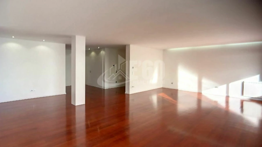 Moradia T4 para Venda em Espinho Foto 11
