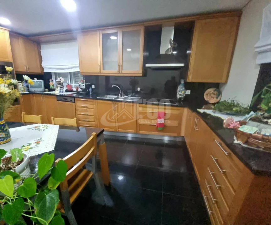 Moradia T6 para Venda em Serzedo e Perosinho Foto 1