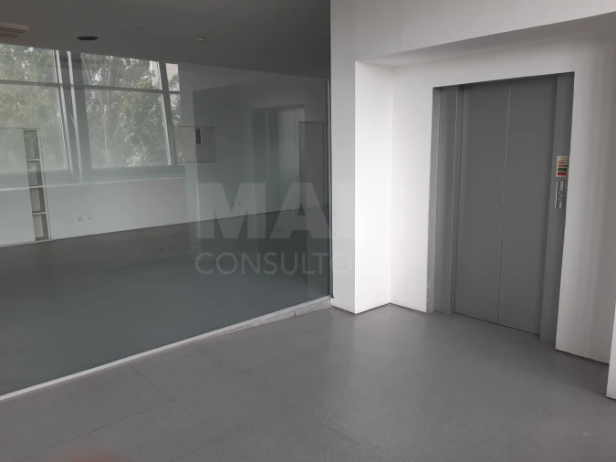 Prédio para Arrendamento em Parque das Nações Foto 12