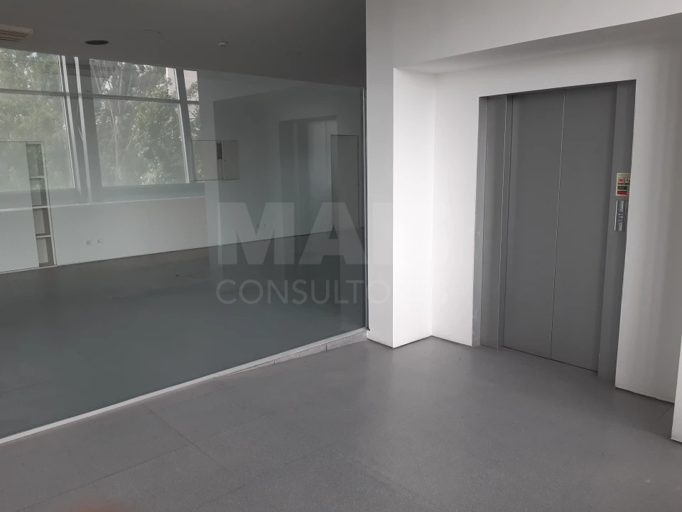 Prédio para Arrendamento em Parque das Nações Foto 12