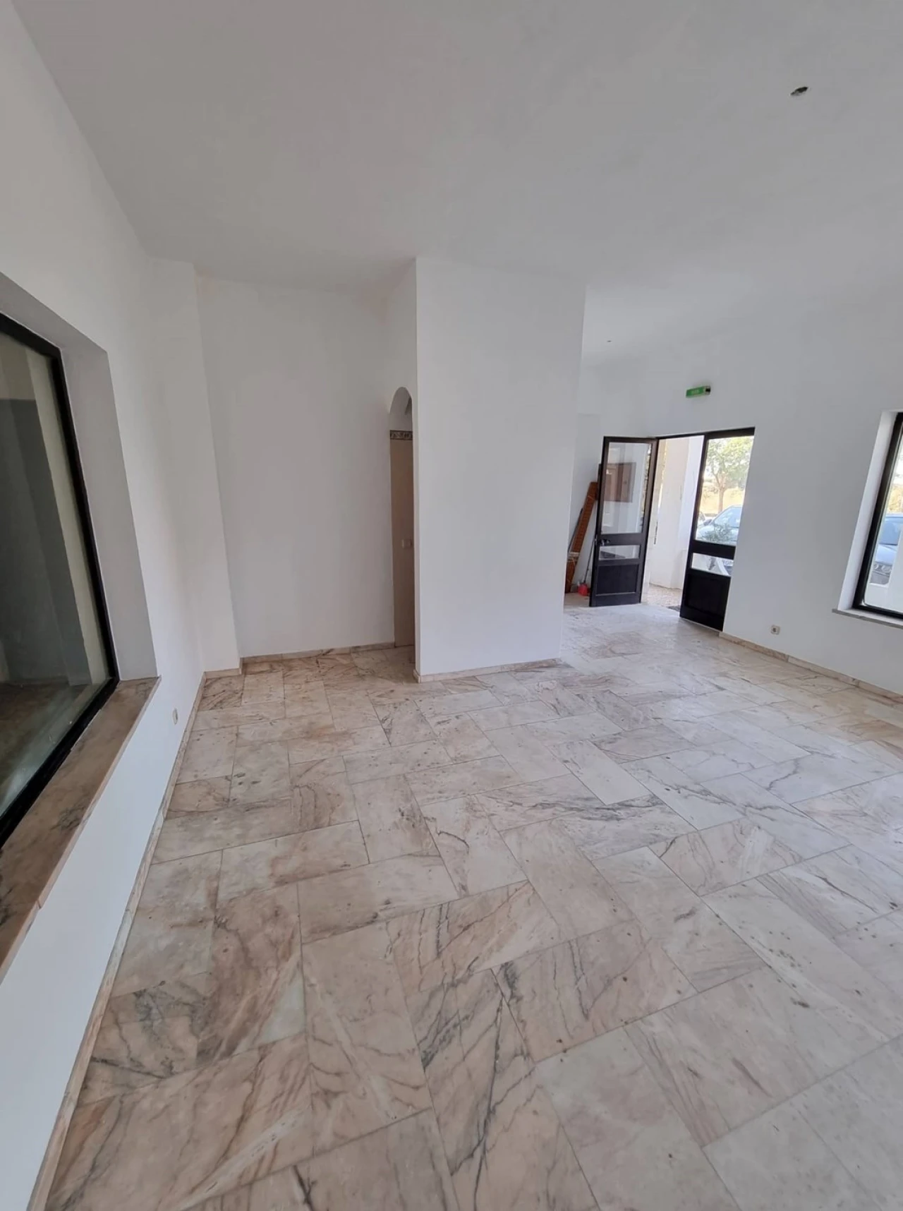 Negócio para Venda em Porches Foto 2