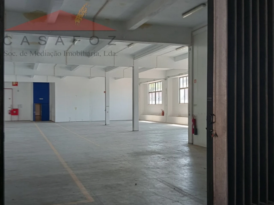 Armazém para Arrendamento em Paranhos Foto 1