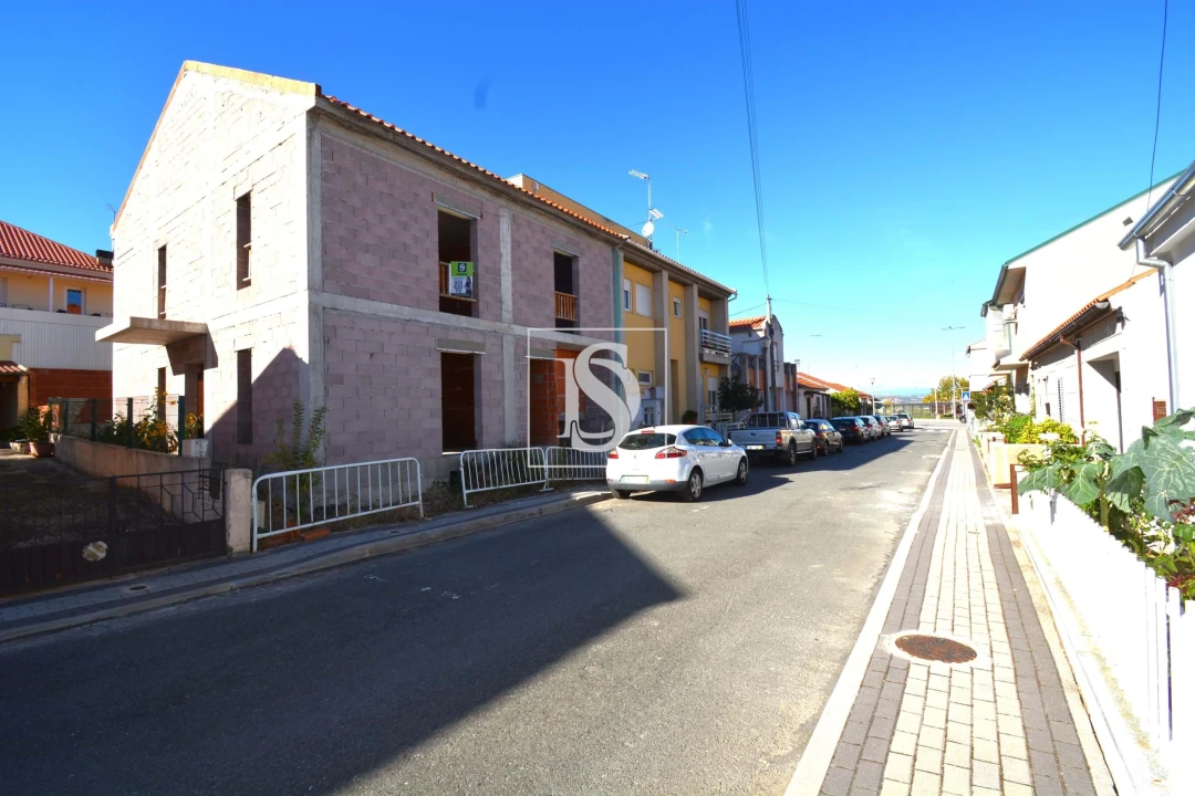 Prédio para Venda em Sé, Santa Maria e Meixedo Foto 1