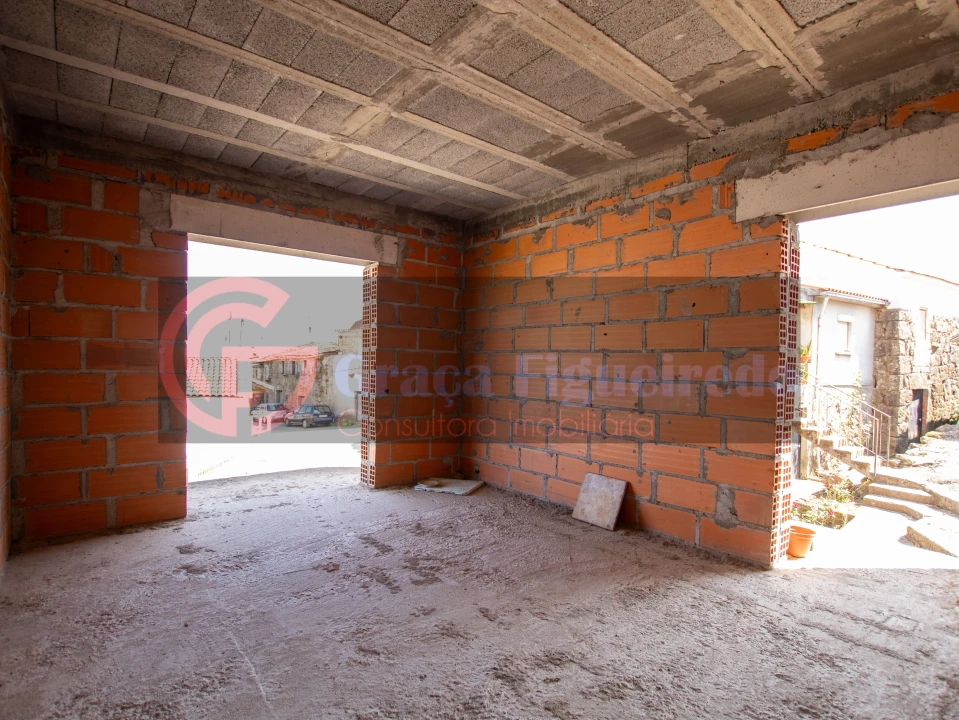 Moradia T4 para Venda em Tonda Foto 10