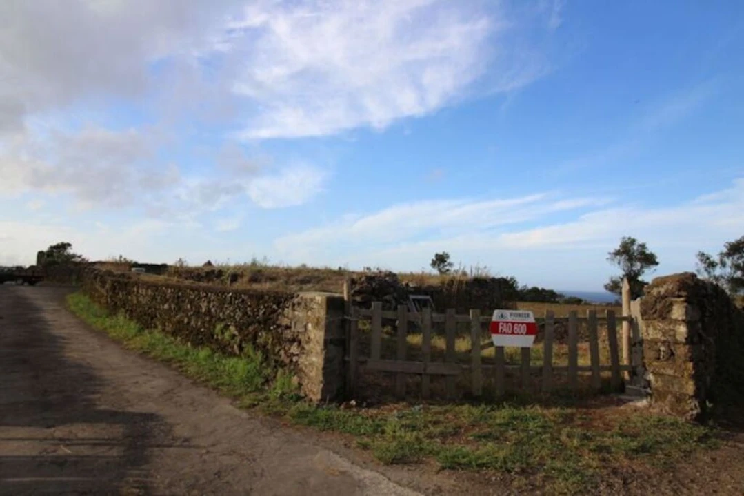 Terreno para Venda em Calhetas Foto 3