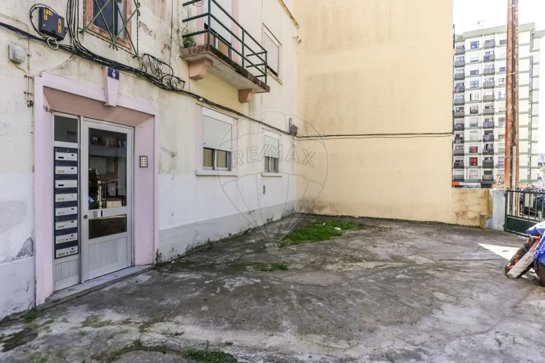 Prédio para Venda em Cacém e São Marcos Foto 1