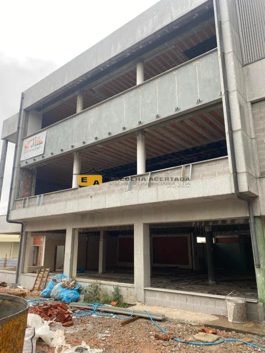 Loja para Arrendamento em Castêlo da Maia