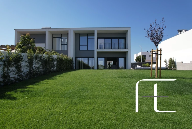 Moradia T4 para Venda em Venteira