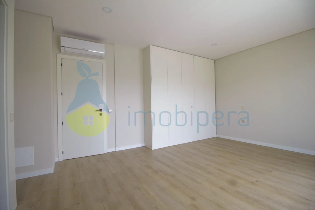 Moradia T3 para Venda em Ferreiras Foto 32