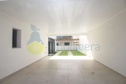 Moradia T3 para Venda em Ferreiras